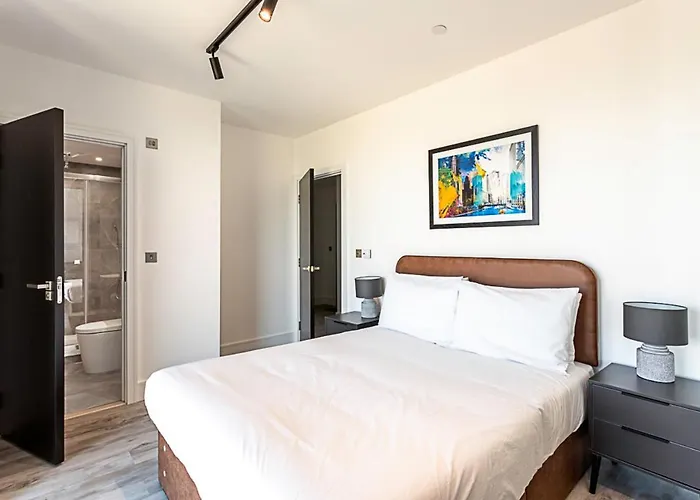 Beautiful 2 Bed Icon Tower Flat 5