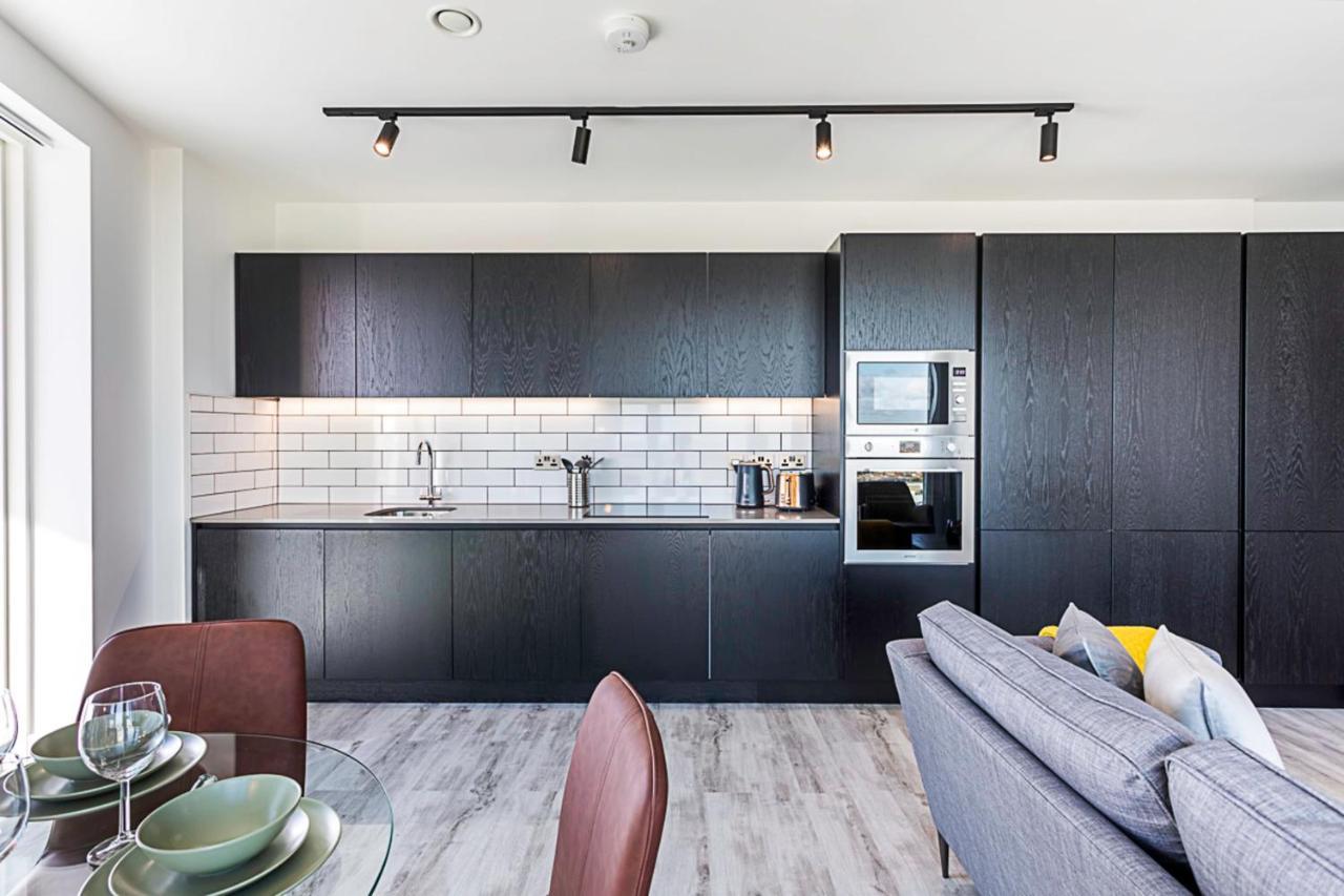 Beautiful 2 Bed Icon Tower Flat 5 *