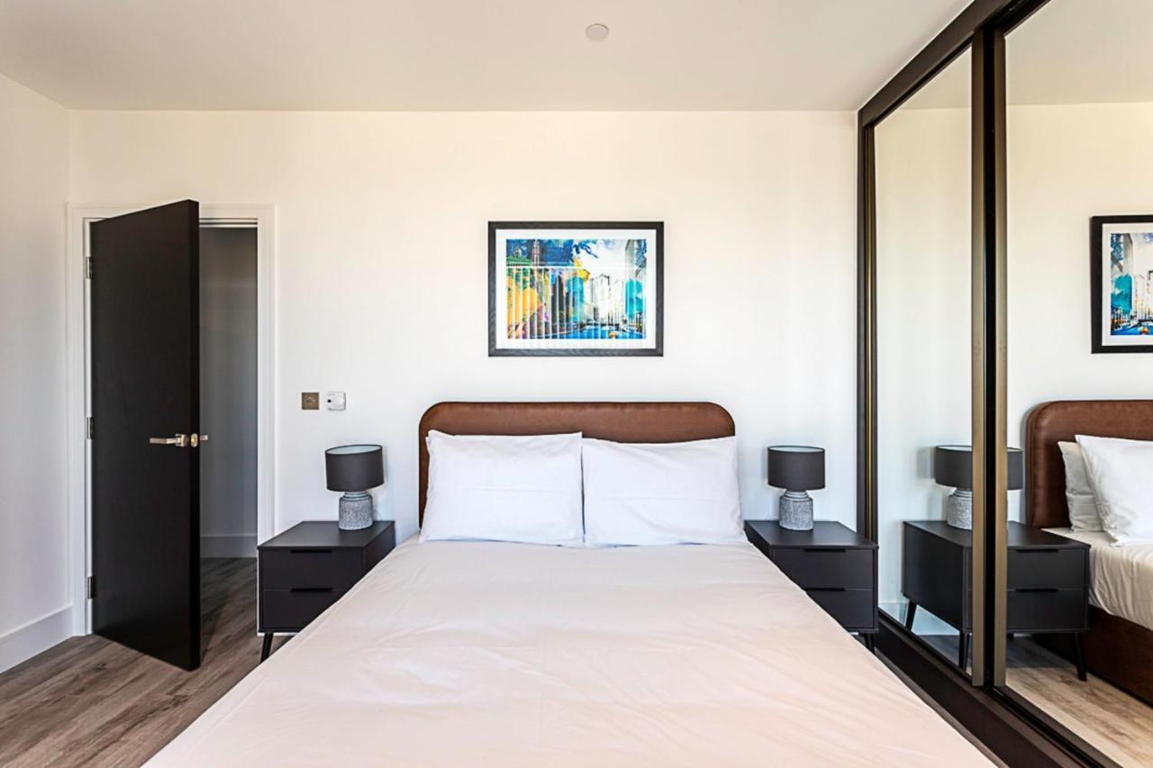 Beautiful 2 Bed Icon Tower Flat 5 *