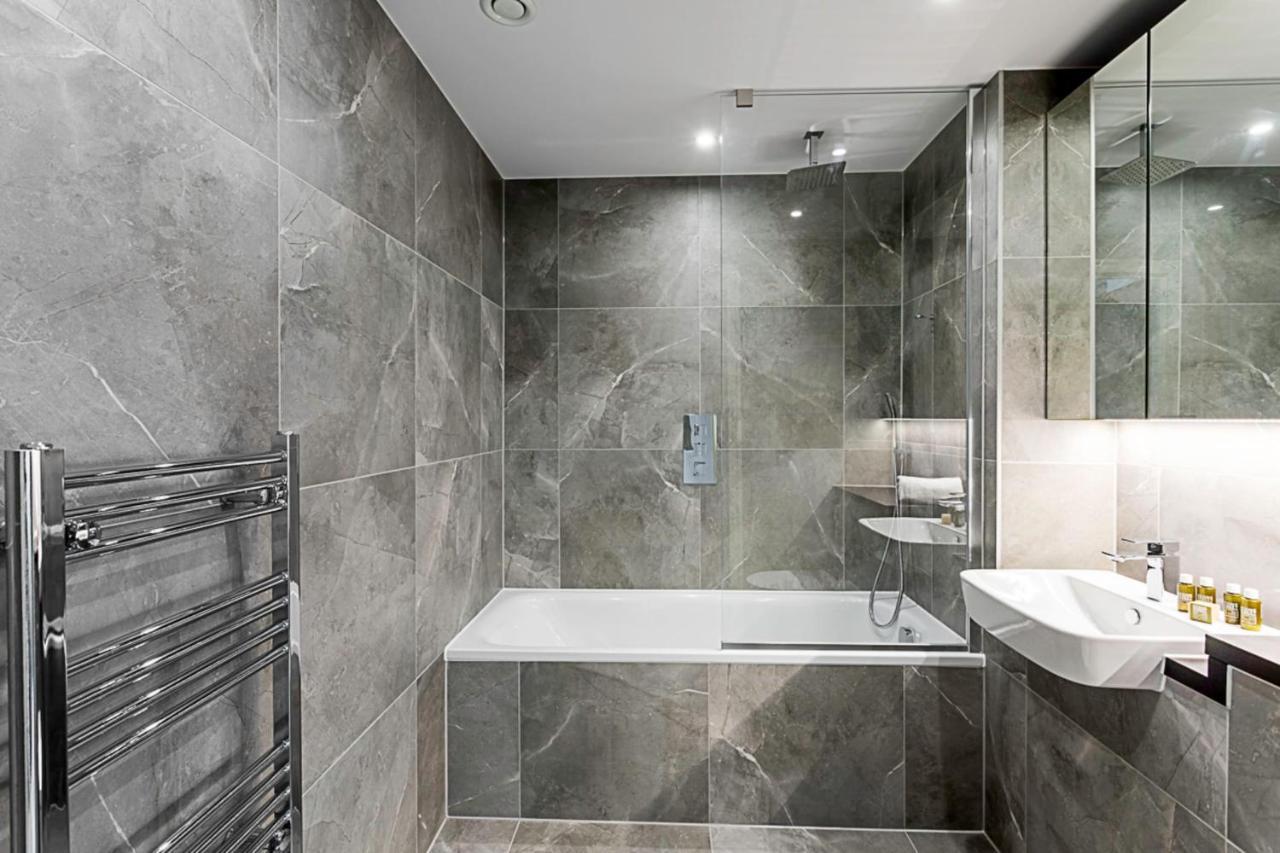 Beautiful 2 Bed Icon Tower Flat 5 * Londra